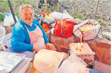  ??  ?? Doña Mirta Medina, productora de huevos caseros y harina de maíz, traerá además riquísimo queso paraguay.