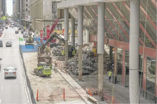  ?? TYLER PASCIAK LARIVIERE/SUN-TIMES PHOTOS ?? Crews begin to demolish the facade of the Thompson Center on Thursday.