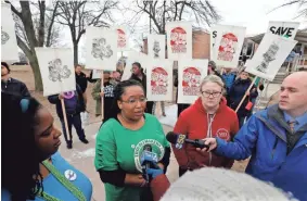  ?? MILWAUKEE JOURNAL SENTINEL RICK WOOD / ?? Angela Harris (left), an MPS kindergart­en teacher, and Amy Mizialko, Milwaukee Teacher's Education Associatio­n vice president, join other protesters to talk to the media about potential MPS budget cuts.