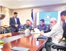  ?? ?? El director de la Policía, mayor general Eduardo Alberto Then cuando firmaba un convenio con el general Juan Gerónimo Brown para masificar el uso del sistema.