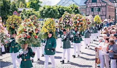  ?? ARCHIVFOTO: J. BAUSCH ?? Die Blumenhorn­träger werden in Korschenbr­oich bei „Unges Pengste“wieder das Bild der prachtvoll­en Festumzüge prägen.