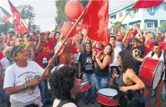  ?? FRANKLIN DE FREITAS/AFP ?? Militância. Apoiadores do ex-presidente Lula foram para a entrada da Superinten­dência da Polícia Federal em Curitiba logo após a notícia de que ele seria solto por decisão do TRF-4