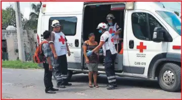  ??  ?? Afortunada­mente la mujer fue rescatada a tiempo gracias a la llamada de su hijo