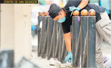  ??  ?? UN HOMBRE FUE ASESINADO AYER EN EL PASAJE COLOMBIA, EN EL CENTRO DE SAN SALVADOR.