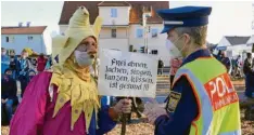  ?? Foto: Erich Echter ?? Im Dialog: Die Polizei war in Aichach sehr darauf bedacht, dezent und kommunikat­iv vorzugehen. Mit Erfolg: Vorfälle bei der Corona‰Demo blieben aus.