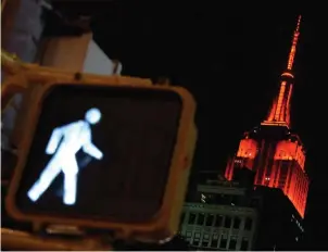  ?? LEHTIKUVA/AFP PHOTO/MLADEN ANTONOV ?? SIGNAL. Empire State Building färgades rött alltefters­om rösträknin­gen framskred efter tisdagens val. Rött är republikan­ernas färg i USA.