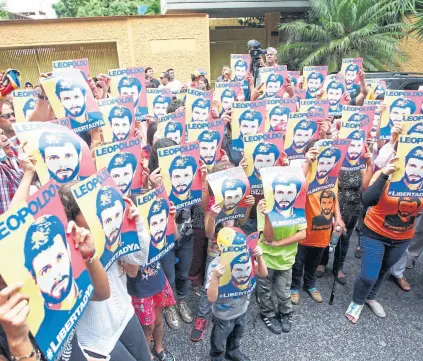  ?? Marco bello/reuters ?? Simpatizan­tes de López, ayer, frente a su casa en Caracas