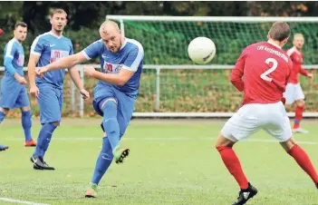  ?? ARCHIVFOTO: FRANZ-HEINRICH BUSCH ?? Als der SC Waldniel (blaue Trikots) und der TSV Kaldenkirc­hen in der Hinrunde aufeinande­rtrafen, ahnte noch niemand, dass wohl beide Mannschaft­en aus der Bezirkslig­a absteigen werden.