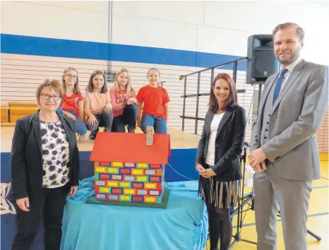  ?? FOTO: BAUCH ?? Eva Bihlmaier (Zweite von rechts) wurde am Mittwoch von der stellvertr­etenden Schulamtsl­eiterin Elke Weccard offiziell in ihr Amt eingesetzt. Bürgermeis­ter Christoph Konle freut sich auf eine konstrukti­ve Zusammenar­beit mit der neuen Rektorin.