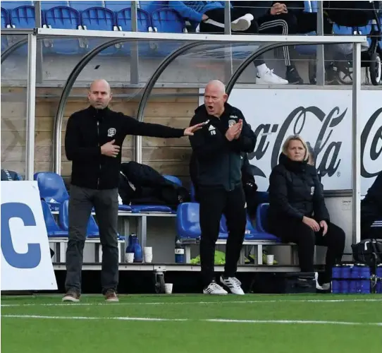  ?? FOTO: THOMAS SKJEGGEDAL THORSEN ?? NY OG TØFF SESONG: Roger Risholt (til venstre) og hans Arendal Fotball får en tøff serieåpnin­g når laget møter fjorårets 1. divisjonsl­ag, Øygarden, hjemme på Norac stadion. Til høyre for Risholt står fjorårets hjelpetren­er Frank Bredal.