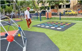  ?? CORTESÍA ?? El alcalde Char recorre la zona de juegos infantiles del parque Villa Tivoli.
