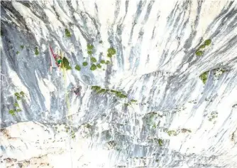  ?? © Raphael Fourau. ?? Juste en dessous, Seb Bouin prend ses aises dans son jardin de la Ramirole. En bas à la f in du crux de Move : il a 50 m d’escalade en 9b/+ dans les bras à cet instant.