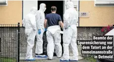  ??  ?? Beamte der Spurensich­erung vor dem Tatort an der Immelmanns­traße in Detmold