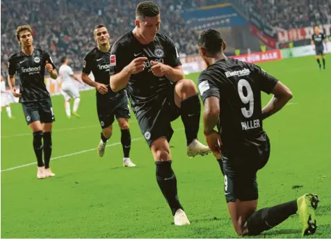  ?? Foto: dpa ?? Zum Niederknie­n: Dank seiner Offensiv-Abteilung um Luka Jovic (Zweiter von rechts, neun Saisontore) und Sébastien Haller (rechts, acht Saisontore) gilt Eintracht Frankfurt als Anwärter auf die internatio­nalen Plätze – der Spagat zwischen Bundesliga und Europa League gelingt bestens.