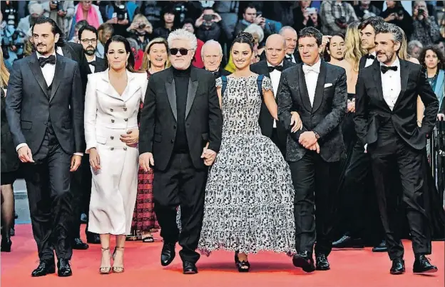  ?? ALBERTO PIZZOLI / AFP ?? Asier Etxeandia, Nora Navas, Pedro Almodóvar, Penélope Cruz, Antonio Banderas y Leonardo Sbaraglia avanzan por la alfombra roja de Cannes