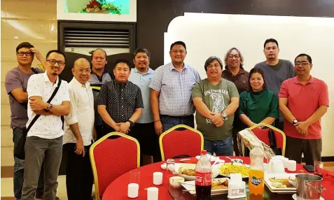  ?? -Contribute­d Photo ?? FRIEND OF MEDIA. Angeles City re-electionis­t Councilor Alfie Bonifacio poses with members of the Pampanga Media during Thursday’s post new year get together at Fortune Restaurant, Balibago, Angeles City. He is the author of ‘Libreng Sine’ which benefitted senior citizens and PWDs in the city.