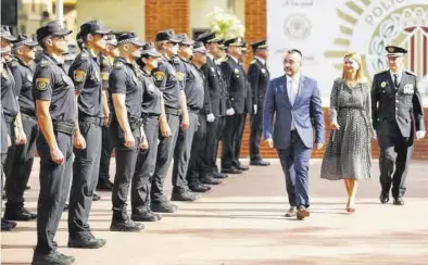  ?? ERIK PRADAS ?? La plaza de Sant Ferran fue el escenario del pase de revista, con el alcalde Benlloch, la edila Gómez y el comisario Nieto.