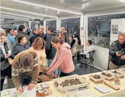  ?? ?? Los vecinos de la zona disfrutaro­n ayer de la Jornada Gastronómi­ca de la Trufa en Benabarre.