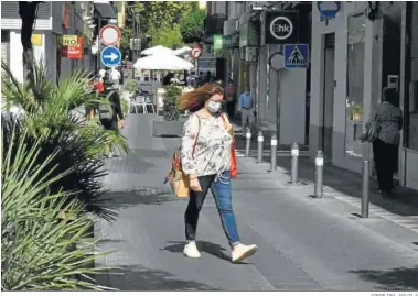  ?? JORGE DEL ÁGUILA ?? Una mujer camina con mascarilla por la calle Convento de Algeciras.