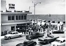  ?? SUN SENTINEL ?? The Elbo Room attracts a crowd during filming of the 1960 Spring Break romance “Where the Boys Are.”