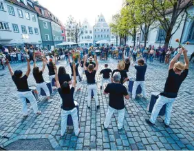  ?? ?? Walking Act: Sambagrupp­e „Münchner Ruhestörun­g“auf dem Hellmairpl­atz.