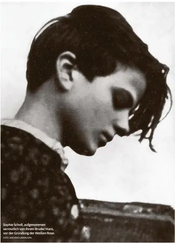  ?? FOTO: ARCHIVES SNARK/DPA ?? Sophie Scholl, aufgenomme­n vermutlich von ihrem Bruder Hans, vor der Gründung der Weißen Rose.