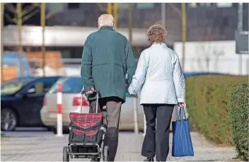  ?? FOTO: DPA ?? Die Sicherung der Einkommen von älteren Menschen ist aktuell ein politische­s Topthema – auch auf dem Delegierte­ntag der Senioren-Union.