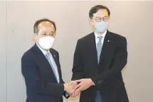  ?? Newsis ?? Bank of Korea (BOK) Governor Rhee Chang-yong, right, shakes hands with Finance Minsiter Choo Kyung-ho at their breakfast meeting held at the Korea Press Center located in central Seoul on May 16.