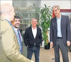  ??  ?? DIÁLOGO. Martínez, Gutiérrez, Elortegui y el presidente de la ACB.