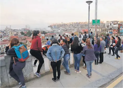  ?? FOTO: ATON ?? Evacuación de personas en Viña del Mar, tras la alerta del lunes.