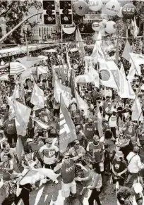  ?? Rivaldo Gomes/folhapress ?? Ato de 1º de Maio de CUT, CTB e Intersindi­cal reuniu público modesto na praça da República, ontem