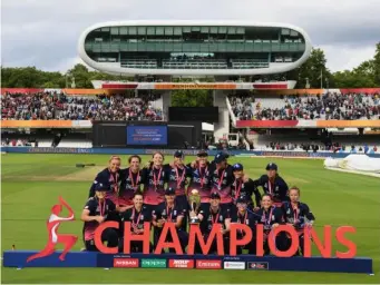  ?? (Getty) ?? England Women are presented with the World Cup trophy