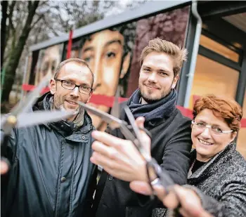  ?? FOTO: RALPH MATZERATH ?? Markus Märtens (Stadt), Patrick Riedel (Verein „Integratio­n von Flüchtling­en“) und Silke Jansen (Lanxess, v. l.) durchtrenn­ten das rote Geschenkba­nd, mit dem die Kommunikat­ionsbox eingepackt war.