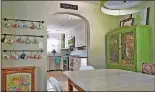  ?? CHRISTOPHE­R OQUENDO/AJC FILE ?? An archway opens the dining room in author Jackson Pearce’s 1950s ranch home into the renovated kitchen.