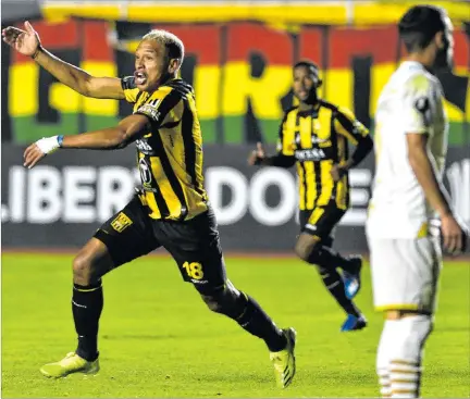  ?? AIZAR RALDES / EFE ?? Contraste. Jair Reinoso (i), delantero de The Strongest, celebra uno de sus dos goles frente a Barcelona, mientras que Emmanuel Martínez luce impotente tras el tanto boliviano.