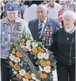  ?? FOTO: DPA ?? Holocaust-Überlebend­e und Veteranen legen in der Gedenkstät­te Yad Vashem einen Kranz nieder.