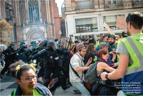  ??  ?? Le 23 mars, à Toulouse. La police charge alors qu’il n’y avait aucune tension. Il y aura plusieurs blessés légers