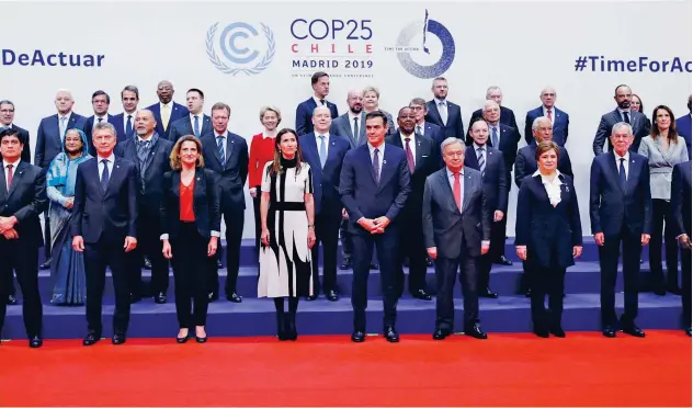  ?? Associated Press ?? ↑
Spain’s caretaker PM Pedro Sanchez (centre) and UN Secretary General António Guterres pose with delegates at COP25 climate summit in Madrid on Monday.