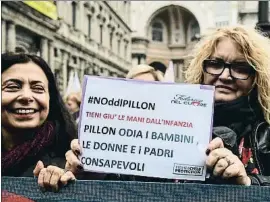  ?? MIGUEL MEDINA / AFP ?? Protesta en la Piazza della Scala en Milán contra el proyecto Pillon