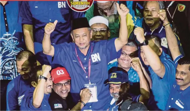  ?? PIC BY ASYRAF HAMZAH ?? Barisan Nasional’s Zakaria Hanafi and supporters celebrate after the announceme­nt of his victory in the Semenyih by-election.