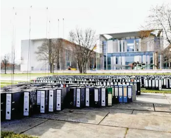  ?? PHOTOTHEK VIA GETTY ?? Protestakt­ion vorm Kanzleramt: Ende Februar demonstrie­rte der Zentralver­band des Deutschen Handwerks wegen der Zunahme an Bürokratie.