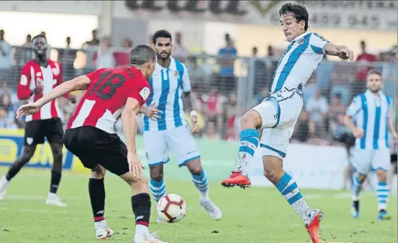  ?? FOTO: L. M. UNCITI ?? Mikel Oyarzabal El delantero de la Real, durante el partido que enfrentó al equipo txuri urdin con el Athletic con motivo de la final de Euskal Herria Txapela