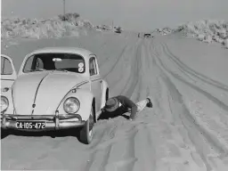  ??  ?? 1962 Die Kalahari is ’n paradys vir beeste, maar allesbehal­we dit vir ’n motor. Hier sit twee voertuie agtermekaa­r in die sand vas.