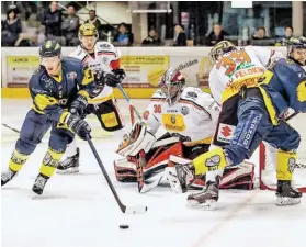  ?? BILD: SN/KRUGFOTO/KRUG DANIEL SEN. ?? Louke Oakley (ganz links) besorgte das 1:0, Fredrik Widen (rechts im blauen Trikot) gelang das Siegtor.