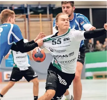  ?? RP-FOTO: RALPH MATZERATH ?? Reißtest: Maurice Meurer und die Langenfeld­er Handballer müssen gerade einiges aushalten.