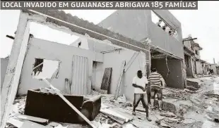  ??  ?? Moradores observam as casas derrubadas, durante a reintegraç­ão de posse, em Guaianases (zona leste); local terá conjunto habitacion­al, segundo a prefeitura