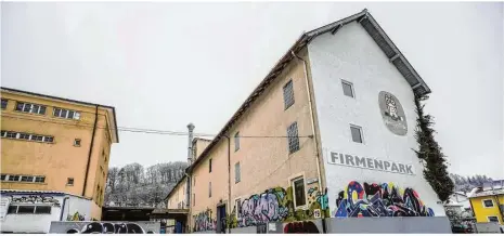  ?? Foto: Rudi Penk ?? Künstleris­ch bunt besprüht wurde die Zigarrenfa­brik Schäfer in den vergangene­n Monaten. Doch ihre Tage sind gezählt, denn die alten Gebäude im Schnaithei­mer Hagen werden abgerissen.