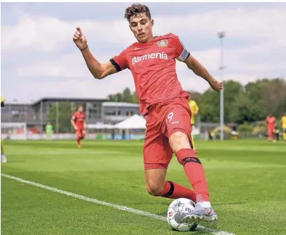  ?? FOTO: JÖRG SCHÜ- ?? Bayer 04 Leverkusen­s Talent Kai Havertz spielt den Ball im Testspiel gegen Fortuna Sittard. In dem Spiel trug er zum ersten Mal bei Bayer die Kapitänsbi­nde.