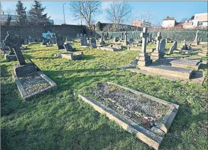  ?? BEN STANSALL / AFP ?? En primer término, la tumba de O’Connell en el cementerio de Saint Mary en febrero del 2015