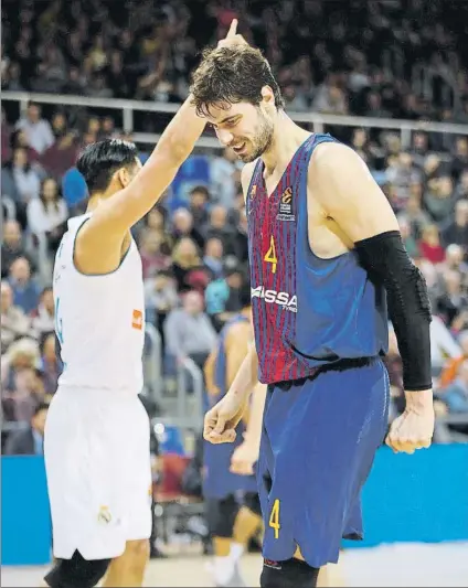  ?? FOTO: PEP MOARATA ?? Frustració­n de Tomic con Ayón de fondo. El Barça estuvo bien lejos de la imagen de dominio que ejerció en la final de Copa